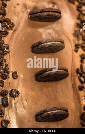 Nahaufnahme des Sandwiches mit Eiskrem und Keksen. Weichzeichner Stockfoto