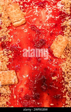 Nahaufnahme von Konfitüren mit Eisgeschmack und Keksen. Weichzeichner Stockfoto