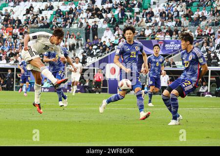 Al Rayyyan, Katar. Januar 2024. Mohanad Ali aus dem Irak und Hiroki Ito, Takehiro Tomiyasu aus Japan während des AFC Asian Cup Qatar 2023, Gruppe D Fußballspiel zwischen Irak und Japan am 19. Januar 2024 im Education City Stadium in Al-Rayyyan, Katar - Foto Najeeb Almahboobi/TheMiddleFrame/DPPI Credit: DPPI Media/Alamy Live News Stockfoto