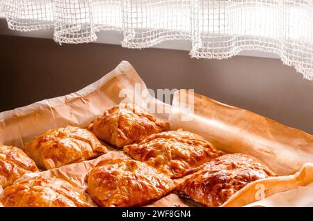 Hausgemachte Kuchen. Fleischkuchen auf Pergament Stockfoto