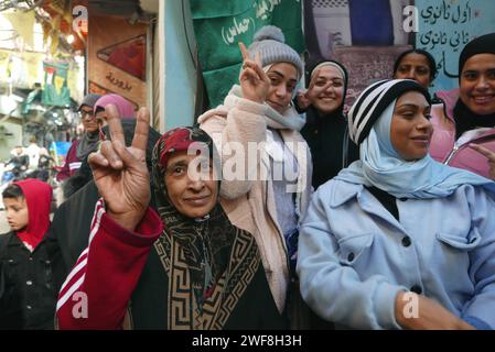 Menschen demonstrieren vor dem Hilfswerk der Vereinten Nationen für Palästinaflüchtlinge im Nahen Osten (UNRWA) im palästinensischen Lager Shatila, Beirut, Libanon, 29. Januar 2024. Zusammen mit den USA, Kanada und Australien, sogar Großbritannien, Deutschland, Italien, die Niederlande, die Schweiz, Finnland und Österreich haben die Hilfe für die UNWRA ausgesetzt, weil Israel behauptet hat, einige Mitarbeiter der Agentur seien an dem Angriff der Hamas vom 7. Oktober 2023 beteiligt gewesen. Das UNRWA ist die wichtigste humanitäre Hilfsorganisation für die palästinensische Bevölkerung im Gazastreifen. (Foto: Elisa Gestri/SIPA USA) Stockfoto