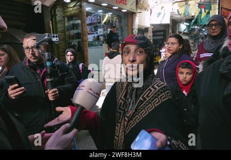 Menschen demonstrieren vor dem Hilfswerk der Vereinten Nationen für Palästinaflüchtlinge im Nahen Osten (UNRWA) im palästinensischen Lager Shatila, Beirut, Libanon, 29. Januar 2024. Zusammen mit den USA, Kanada und Australien, sogar Großbritannien, Deutschland, Italien, die Niederlande, die Schweiz, Finnland und Österreich haben die Hilfe für die UNWRA ausgesetzt, weil Israel behauptet hat, einige Mitarbeiter der Agentur seien an dem Angriff der Hamas vom 7. Oktober 2023 beteiligt gewesen. Das UNRWA ist die wichtigste humanitäre Hilfsorganisation für die palästinensische Bevölkerung im Gazastreifen. (Foto: Elisa Gestri/SIPA USA) Stockfoto