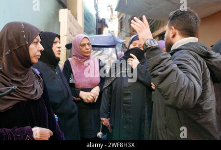 Menschen demonstrieren vor dem Hilfswerk der Vereinten Nationen für Palästinaflüchtlinge im Nahen Osten (UNRWA) im palästinensischen Lager Shatila, Beirut, Libanon, 29. Januar 2024. Zusammen mit den USA, Kanada und Australien, sogar Großbritannien, Deutschland, Italien, die Niederlande, die Schweiz, Finnland und Österreich haben die Hilfe für die UNWRA ausgesetzt, weil Israel behauptet hat, einige Mitarbeiter der Agentur seien an dem Angriff der Hamas vom 7. Oktober 2023 beteiligt gewesen. Das UNRWA ist die wichtigste humanitäre Hilfsorganisation für die palästinensische Bevölkerung im Gazastreifen. (Foto: Elisa Gestri/SIPA USA) Stockfoto