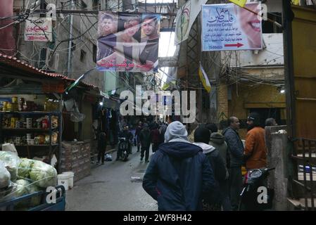 Menschen demonstrieren vor dem Hilfswerk der Vereinten Nationen für Palästinaflüchtlinge im Nahen Osten (UNRWA) im palästinensischen Lager Shatila, Beirut, Libanon, 29. Januar 2024. Zusammen mit den USA, Kanada und Australien, sogar Großbritannien, Deutschland, Italien, die Niederlande, die Schweiz, Finnland und Österreich haben die Hilfe für die UNWRA ausgesetzt, weil Israel behauptet hat, einige Mitarbeiter der Agentur seien an dem Angriff der Hamas vom 7. Oktober 2023 beteiligt gewesen. Das UNRWA ist die wichtigste humanitäre Hilfsorganisation für die palästinensische Bevölkerung im Gazastreifen. (Foto: Elisa Gestri/SIPA USA) Stockfoto