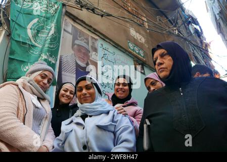 Menschen demonstrieren vor dem Hilfswerk der Vereinten Nationen für Palästinaflüchtlinge im Nahen Osten (UNRWA) im palästinensischen Lager Shatila, Beirut, Libanon, 29. Januar 2024. Zusammen mit den USA, Kanada und Australien, sogar Großbritannien, Deutschland, Italien, die Niederlande, die Schweiz, Finnland und Österreich haben die Hilfe für die UNWRA ausgesetzt, weil Israel behauptet hat, einige Mitarbeiter der Agentur seien an dem Angriff der Hamas vom 7. Oktober 2023 beteiligt gewesen. Das UNRWA ist die wichtigste humanitäre Hilfsorganisation für die palästinensische Bevölkerung im Gazastreifen. (Foto: Elisa Gestri/SIPA USA) Stockfoto