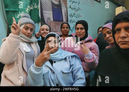 Menschen demonstrieren vor dem Hilfswerk der Vereinten Nationen für Palästinaflüchtlinge im Nahen Osten (UNRWA) im palästinensischen Lager Shatila, Beirut, Libanon, 29. Januar 2024. Zusammen mit den USA, Kanada und Australien, sogar Großbritannien, Deutschland, Italien, die Niederlande, die Schweiz, Finnland und Österreich haben die Hilfe für die UNWRA ausgesetzt, weil Israel behauptet hat, einige Mitarbeiter der Agentur seien an dem Angriff der Hamas vom 7. Oktober 2023 beteiligt gewesen. Das UNRWA ist die wichtigste humanitäre Hilfsorganisation für die palästinensische Bevölkerung im Gazastreifen. (Foto: Elisa Gestri/SIPA USA) Stockfoto