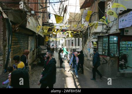 Menschen demonstrieren vor dem Hilfswerk der Vereinten Nationen für Palästinaflüchtlinge im Nahen Osten (UNRWA) im palästinensischen Lager Shatila, Beirut, Libanon, 29. Januar 2024. Zusammen mit den USA, Kanada und Australien, sogar Großbritannien, Deutschland, Italien, die Niederlande, die Schweiz, Finnland und Österreich haben die Hilfe für die UNWRA ausgesetzt, weil Israel behauptet hat, einige Mitarbeiter der Agentur seien an dem Angriff der Hamas vom 7. Oktober 2023 beteiligt gewesen. Das UNRWA ist die wichtigste humanitäre Hilfsorganisation für die palästinensische Bevölkerung im Gazastreifen. (Foto: Elisa Gestri/SIPA USA) Stockfoto