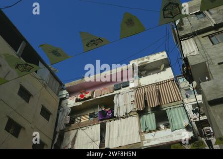 Menschen demonstrieren vor dem Hilfswerk der Vereinten Nationen für Palästinaflüchtlinge im Nahen Osten (UNRWA) im palästinensischen Lager Shatila, Beirut, Libanon, 29. Januar 2024. Zusammen mit den USA, Kanada und Australien, sogar Großbritannien, Deutschland, Italien, die Niederlande, die Schweiz, Finnland und Österreich haben die Hilfe für die UNWRA ausgesetzt, weil Israel behauptet hat, einige Mitarbeiter der Agentur seien an dem Angriff der Hamas vom 7. Oktober 2023 beteiligt gewesen. Das UNRWA ist die wichtigste humanitäre Hilfsorganisation für die palästinensische Bevölkerung im Gazastreifen. (Foto: Elisa Gestri/SIPA USA) Stockfoto