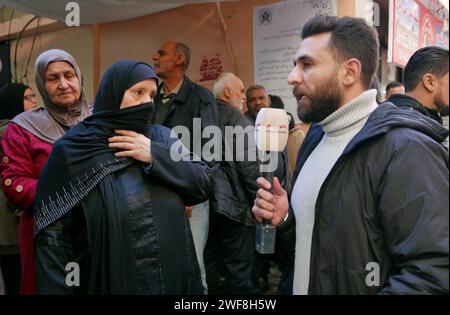 Menschen demonstrieren vor dem Hilfswerk der Vereinten Nationen für Palästinaflüchtlinge im Nahen Osten (UNRWA) im palästinensischen Lager Shatila, Beirut, Libanon, 29. Januar 2024. Zusammen mit den USA, Kanada und Australien, sogar Großbritannien, Deutschland, Italien, die Niederlande, die Schweiz, Finnland und Österreich haben die Hilfe für die UNWRA ausgesetzt, weil Israel behauptet hat, einige Mitarbeiter der Agentur seien an dem Angriff der Hamas vom 7. Oktober 2023 beteiligt gewesen. Das UNRWA ist die wichtigste humanitäre Hilfsorganisation für die palästinensische Bevölkerung im Gazastreifen. (Foto: Elisa Gestri/SIPA USA) Stockfoto