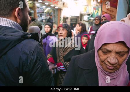 Menschen demonstrieren vor dem Hilfswerk der Vereinten Nationen für Palästinaflüchtlinge im Nahen Osten (UNRWA) im palästinensischen Lager Shatila, Beirut, Libanon, 29. Januar 2024. Zusammen mit den USA, Kanada und Australien, sogar Großbritannien, Deutschland, Italien, die Niederlande, die Schweiz, Finnland und Österreich haben die Hilfe für die UNWRA ausgesetzt, weil Israel behauptet hat, einige Mitarbeiter der Agentur seien an dem Angriff der Hamas vom 7. Oktober 2023 beteiligt gewesen. Das UNRWA ist die wichtigste humanitäre Hilfsorganisation für die palästinensische Bevölkerung im Gazastreifen. (Foto: Elisa Gestri/SIPA USA) Stockfoto