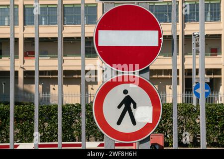 Fußgängern mit Verkehrsschildern, Verbotsschildern und Fußgängerübergangsverpflichtungen verboten. In Fußgängerzonen der Stadt. Stockfoto