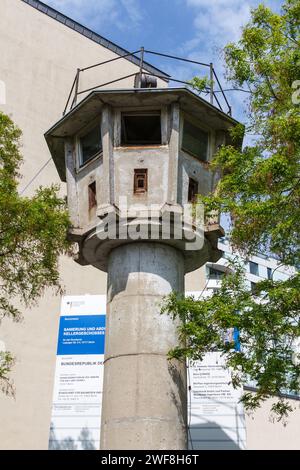 Ein ehemaliger DDR-Wachturm in Berlin Stockfoto