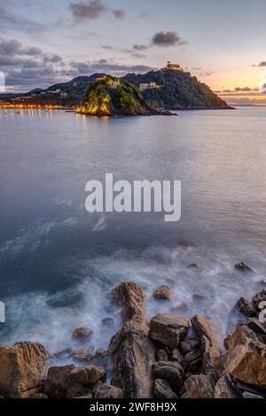 Die Bucht von San Sebastian in Spanien mit dem Monte Igueldo nach Sonnenuntergang Stockfoto