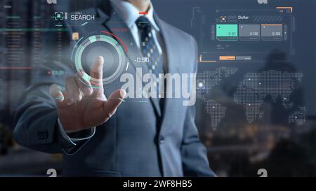 Geschäftsmann in Anzug Jacke, die moderne Suchmaschinentechnologie Armaturenbrett Lupe Touchscreen in Geste des Durchsuchens von Daten auf Computernetzwerk berührt Stockfoto