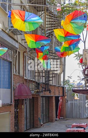 Die farbenfrohen Regenschirme hängen auf der Straße in Istanbul Stockfoto