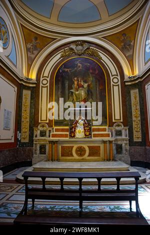 Madonna und Kind Figur in einer Seitenkapelle in der Kathedrale von Buenos Aires. Die Kathedrale ist der Hauptsitz der katholischen Kirche in Argentinien. Stockfoto