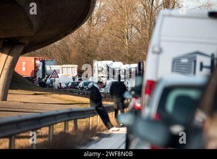 Hamburg, Deutschland. Januar 2024. Autos und Lkw stecken auf der Autobahn A255 in Staus. Die Bauernproteste haben den Straßenverkehr in Hamburg an mehreren Stellen zum Stillstand gebracht, manchmal für mehrere Stunden. Quelle: Daniel Bockwoldt/dpa/Daniel Bockwoldt/dpa/Alamy Live News Stockfoto