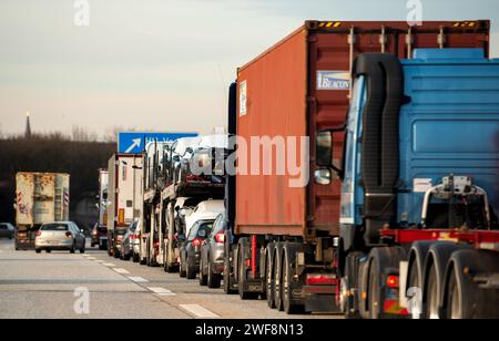 Hamburg, Deutschland. Januar 2024. Autos und Lkw stecken auf der Autobahn A255 in Staus. Die Bauernproteste haben den Straßenverkehr in Hamburg an mehreren Stellen zum Stillstand gebracht, manchmal für mehrere Stunden. Quelle: Daniel Bockwoldt/dpa/Daniel Bockwoldt/dpa/Alamy Live News Stockfoto