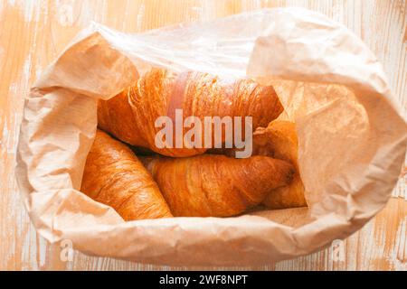 Croissants in brauner Papiertüte verpackt Stockfoto