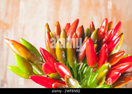 Ein Haufen kleiner Chilischoten auf hölzernem Hintergrund Stockfoto