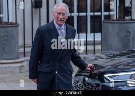 London, Großbritannien. Januar 2024. Im Bild: König Karl III. Und Königin Camilla verlassen die London Clinic, wo der König sich einer Operation wegen einer vergrößerten Prostata unterzog. Quelle: Justin Ng/Alamy Live News Stockfoto