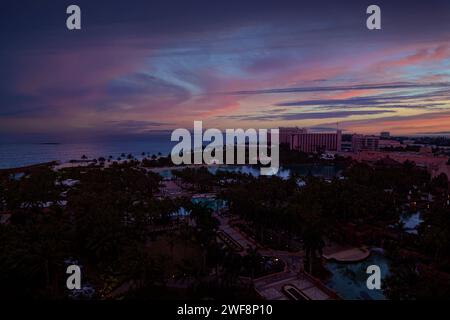 Abendsonnenuntergangshimmel über Paradise Island und dem Karibischen Meer in Nassau, Bahamas Stockfoto