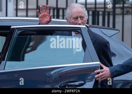 London, Großbritannien. Januar 2024. Im Bild: König Karl III. Und Königin Camilla verlassen die London Clinic, wo der König sich einer Operation wegen einer vergrößerten Prostata unterzog. Quelle: Justin Ng/Alamy Live News Stockfoto