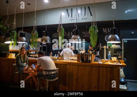 Maun Grill Bar und Restaurant in einem Martin Markt in Donosti San Sebastian Stadt, nördlich von Spanien, Euskadi, Euskaerria, Spanien. Stockfoto