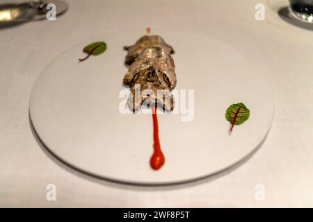 Gegrillte Kokotxas, Fischbacken, Gericht im Sukaldean Restaurant des berühmten Michelin-Sternekochs Aitor Santamaria in San Sebastian Donostia Historic Stockfoto