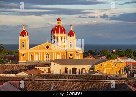 Die wunderschöne neoklassizistische Kathedrale von Granada und die Dächer von Granada, Nicaragua Stockfoto