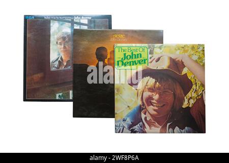 The Best of John Denver, John Denver Aerie und John Denver Take Me to Tomorrow Vinyl-Album-Cover isoliert auf weißem Hintergrund - 1972 Stockfoto