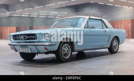 Bilbao, Spanien-11. November 2023: 1965 Ford Mustang Hardtop (erste Generation) im Parkhaus Stockfoto