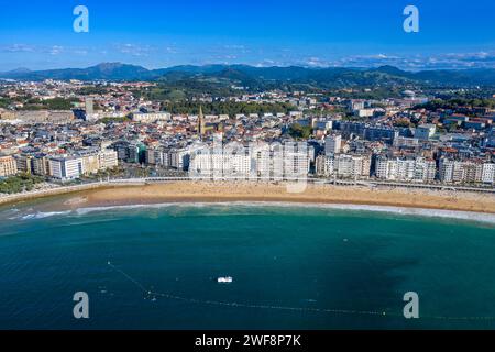 Blick aus der Vogelperspektive auf den Strand Playa de la Concha und im Hafen von Donosti liegen Fischerboote und Sportfischboote für Freizeitboote Stockfoto