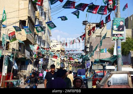 Banner und Flaggen verschiedener politischer Parteien wurden im Zusammenhang mit den bevorstehenden Parlamentswahlen 2024 im Chanesar Goth Area in Karachi am Montag, den 29. Januar 2024, platziert. Stockfoto