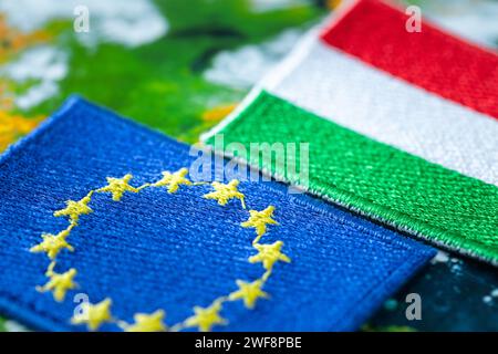 Ungarische und EU-Patches überschneiden sich, Konzept der Zusammenarbeit zwischen EU-Ländern, ungarischen Flaggen und der Europäischen Union, Nahaufnahme Stockfoto