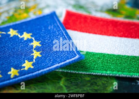 Ungarische und EU-Patches überschneiden sich, Konzept der Zusammenarbeit zwischen EU-Ländern, ungarischen Flaggen und der Europäischen Union, Nahaufnahme Stockfoto