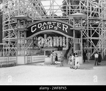 Achterbahn Dips, Achterbahn im Glen Echo Park, Maryland, CA. 1920 Eintritt zu den Coaster Dips, der Achterbahn am Glen Echo (Md.) Park in der Nähe von Washington, D.C., zwischen 1909 und 1932. Stockfoto