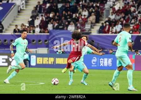 Doha, Katar. Januar 2024. Akram Afif aus Katar und Pengfei Xie aus China während des AFC Asian Cup Qatar 2023, Gruppe A Fußball Spiel zwischen Katar und China PR am 22. Januar 2024 im Khalifa International Stadium in Doha, Katar - Foto Najeeb Almahboobi/TheMiddleFrame/DPPI Credit: DPPI Media/Alamy Live News Stockfoto