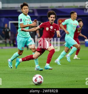 Doha, Katar. Januar 2024. Ahmed Alaaeldin aus Katar und Shangyuan Wang aus China während des AFC Asian Cup Qatar 2023, Gruppe A Fußball Spiel zwischen Katar und China PR am 22. Januar 2024 im Khalifa International Stadium in Doha, Katar - Foto Najeeb Almahboobi/TheMiddleFrame/DPPI Credit: DPPI Media/Alamy Live News Stockfoto