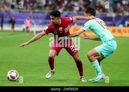 Doha, Katar. Januar 2024. Ahmed Al-Ganehi aus Katar und Yang Liu aus China während des AFC Asian Cup Qatar 2023, Gruppe A Fußball Spiel zwischen Katar und China PR am 22. Januar 2024 im Khalifa International Stadium in Doha, Katar - Foto Najeeb Almahboobi/TheMiddleFrame/DPPI Credit: DPPI Media/Alamy Live News Stockfoto