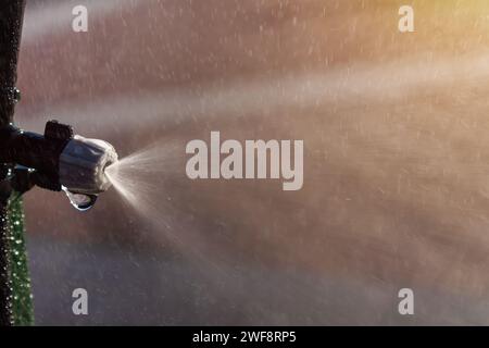 Nahaufnahme des Wassersprühgeräts. Automatisches Bewässerungssystem Stockfoto