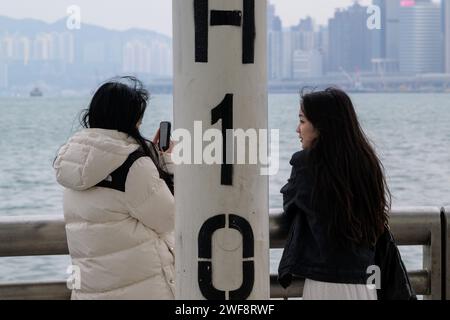 26. Januar 2024, Hongkong, SVR Hongkong, China: Chinesische Touristen kehren zurück in die Stadt Central Harbourfront, Hongkong. (Kreditbild: © Jayne Russell/ZUMA Press Wire) NUR REDAKTIONELLE VERWENDUNG! Nicht für kommerzielle ZWECKE! Stockfoto