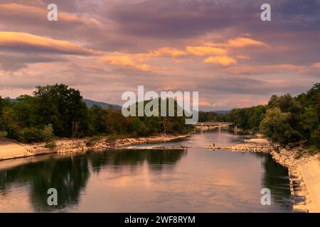 Fluss am Abend unter einem wunderschönen farbigen Himmel mit Reflexionen. Stockfoto