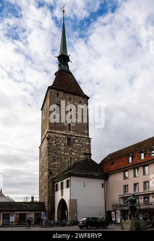 Alter Turm in der Stadt Aarau mit blauem, weißem Himmel. Stockfoto