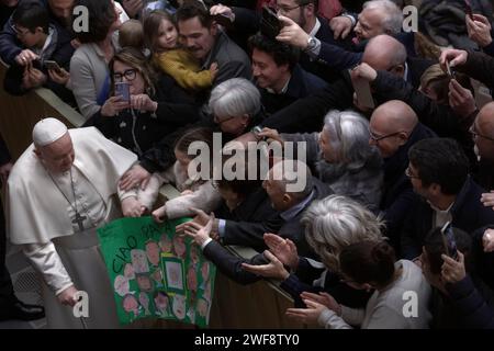 Vatikanstadt, Vatikan, 29. Januar 2024. Papst Franziskus trifft sich mit Mitarbeitern und Managern von TV2000 und Radio InBlu im Saal Paul VI im Vatikan. Maria Grazia Picciarella/Alamy Live News Stockfoto