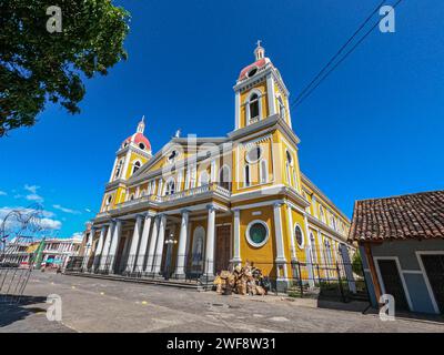 Die wunderschöne neoklassizistische Kathedrale von Granada (Maria Himmelfahrt), Granada, Nicaragua Stockfoto