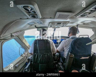 Piloten, die eine kleine Cessna verlassen und Big Corn Island, Nicaragua, verlassen Stockfoto