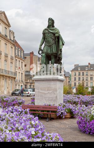 Caen, Frankreich - 21. Juli 2017: Bronzestatue Ludwigs XIV. Im römischen Kaiser 1828 errichtet. Stockfoto