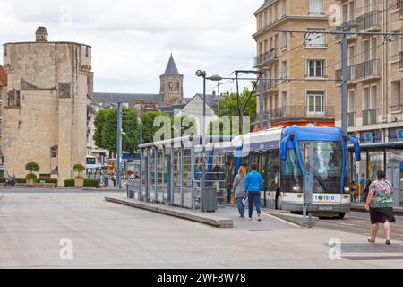 Caen, Frankreich - 21. Juli 2017: Haltestelle der gummibereiften Straßenbahn in der Nähe des Schlosses. Stockfoto