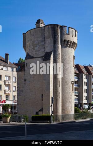 Caen, Frankreich - 06. August 2020: Die Tour Leroy, auch Tour Guillaume-le-Roy genannt, ist eine der wichtigsten Überreste der Befestigungsanlagen von Caen. Stockfoto